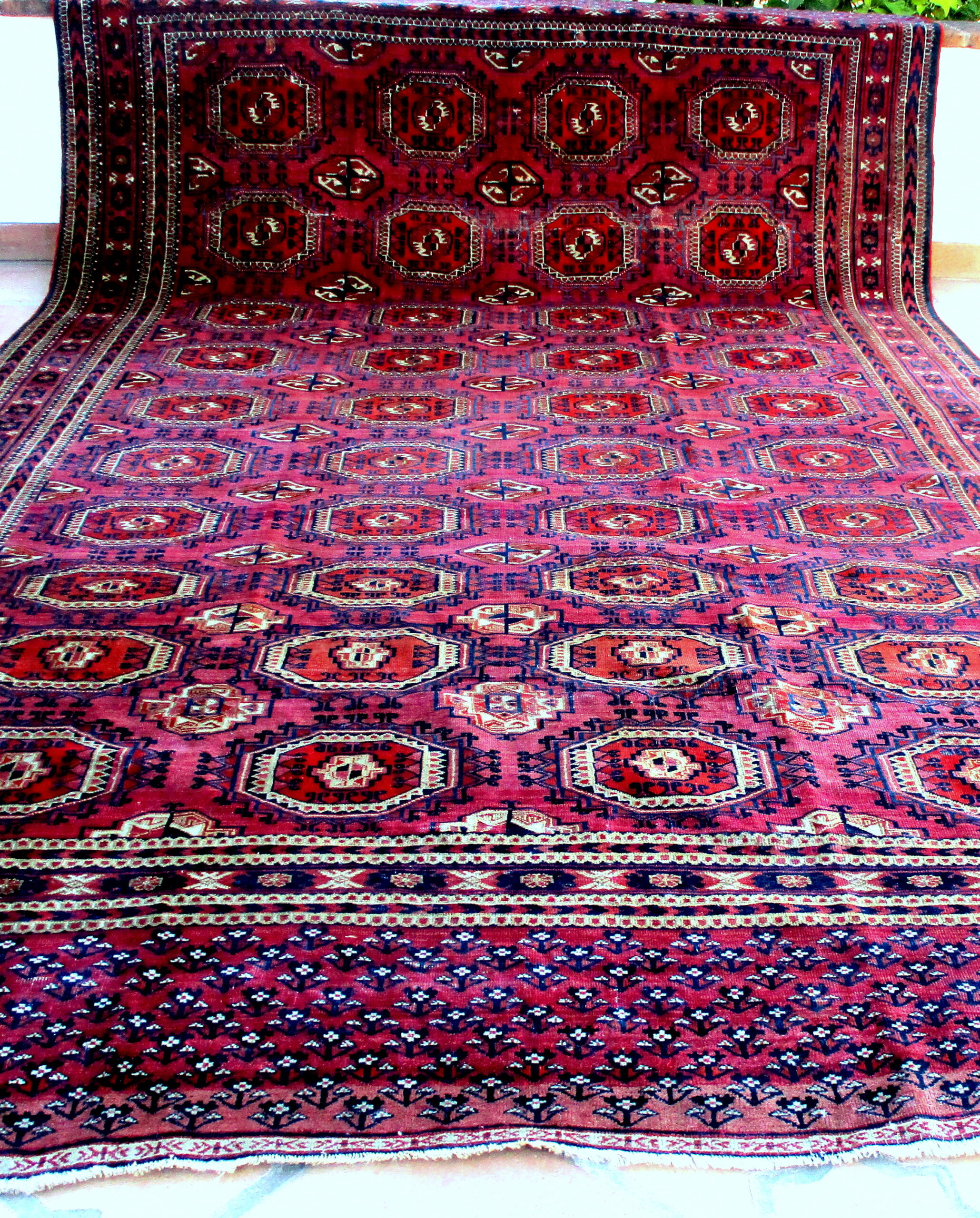 ANTIQUE TEKKE TURKOMAN CARPET DATING FROM THE SECOND HALF OF THE 19TH CENTURY